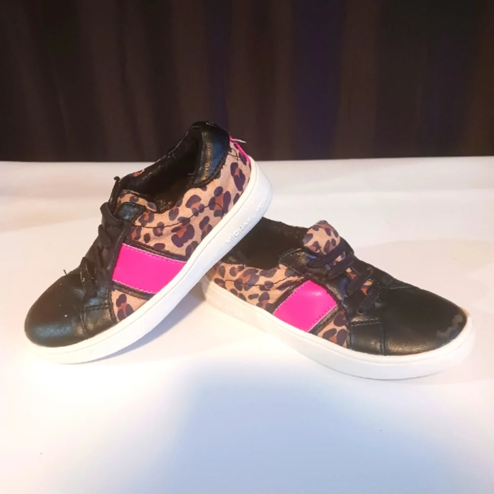 MICHAEL KORS KIDS SHOES SIZE 10 - Picture 1 of 7